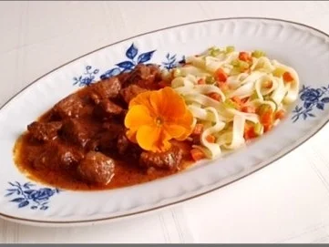 Zart geschmortes  Wildschwein-Edelgulasch mit „bunten Bandnudeln" - Rezept - Bild Nr. 2