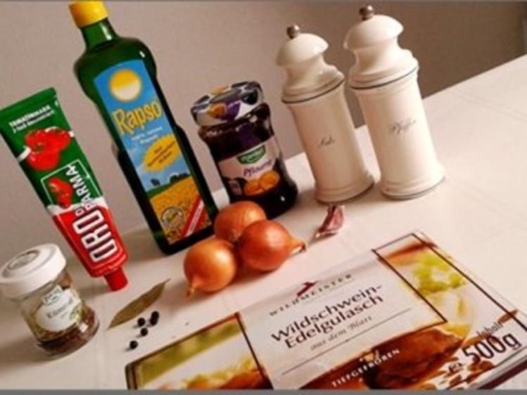 Zart geschmortes Wildschwein Edelgulasch mit „bunten Bandnudeln ...