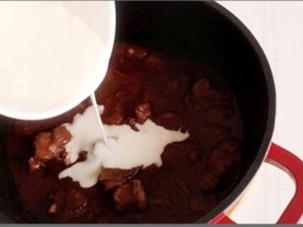 Zart geschmortes Wildschwein Edelgulasch mit „bunten Bandnudeln ...