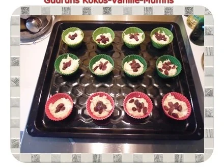 Rezept: Muffins: Kokos-Vanille-Muffins gefüllt mit Sultaninen Bild Nr. 10 Muffins: Kokos-Vanille-Muffins gefüllt mit Sultaninen - Rezept - Bild Nr. 10