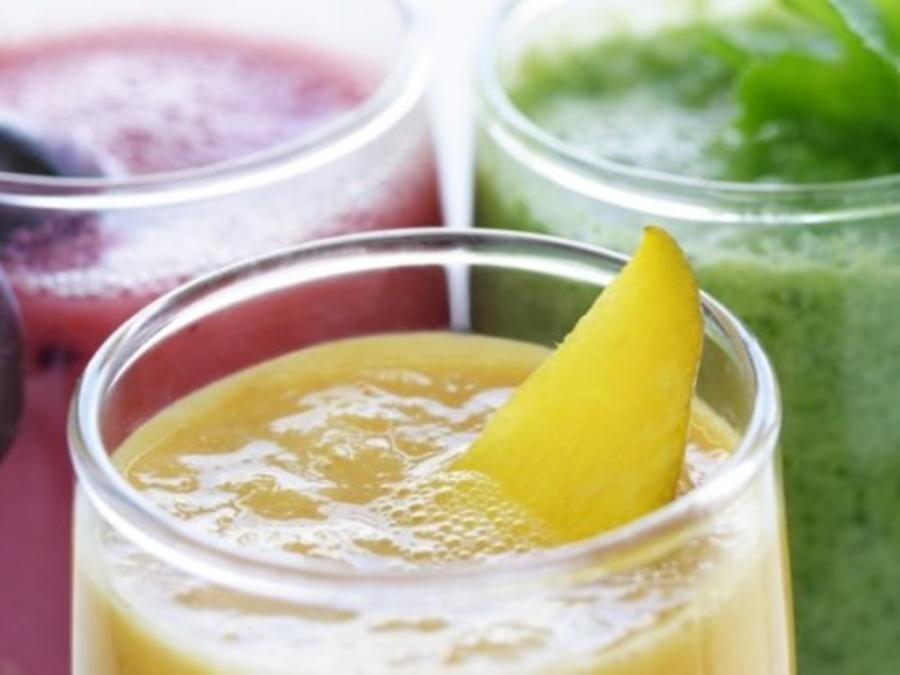 Morgens-Wach-in-den-Tag-Smoothie, Gemüse-Waffelherzen mit Tomatensalat ...