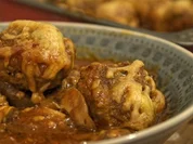 Mit Bergkäse überbackene Hackbällchen auf Tomaten-Champignon-Sugo - Rezept