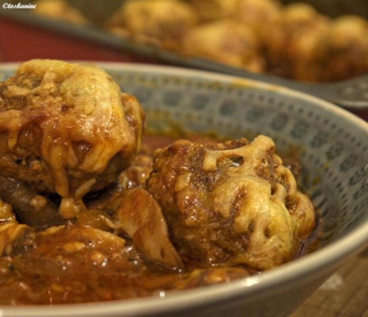 Bilder für Mit Bergkäse überbackene Hackbällchen auf Tomaten-Champignon-Sugo - Rezept