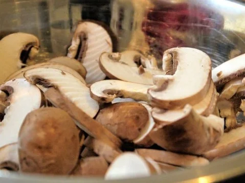 Rezept: Mit Bergkäse überbackene Hackbällchen auf Tomaten-Champignon-Sugo Bild Nr. 2 Mit Bergkäse überbackene Hackbällchen auf Tomaten-Champignon-Sugo - Rezept - Bild Nr. 2