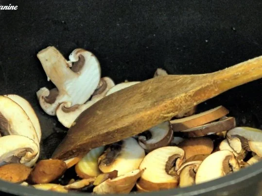 Rezept: Mit Bergkäse überbackene Hackbällchen auf Tomaten-Champignon-Sugo Bild Nr. 5 Mit Bergkäse überbackene Hackbällchen auf Tomaten-Champignon-Sugo - Rezept - Bild Nr. 5