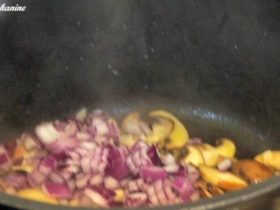 Rezept: Mit Bergkäse überbackene Hackbällchen auf Tomaten-Champignon-Sugo Bild Nr. 6 Mit Bergkäse überbackene Hackbällchen auf Tomaten-Champignon-Sugo - Rezept - Bild Nr. 6