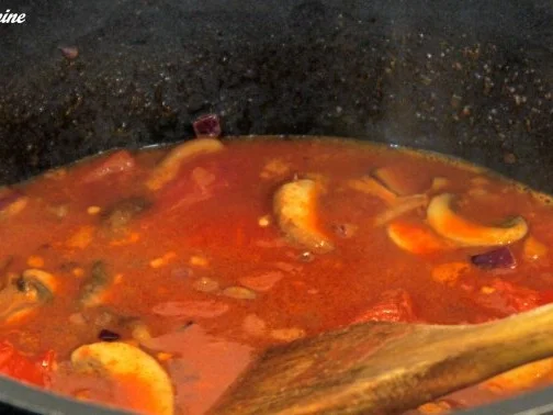 Rezept: Mit Bergkäse überbackene Hackbällchen auf Tomaten-Champignon-Sugo Bild Nr. 7 Mit Bergkäse überbackene Hackbällchen auf Tomaten-Champignon-Sugo - Rezept - Bild Nr. 7