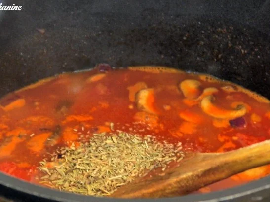 Rezept: Mit Bergkäse überbackene Hackbällchen auf Tomaten-Champignon-Sugo Bild Nr. 8 Mit Bergkäse überbackene Hackbällchen auf Tomaten-Champignon-Sugo - Rezept - Bild Nr. 8