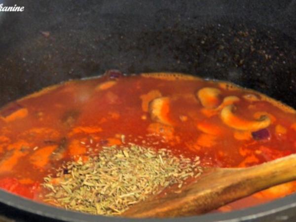 Mit Bergkäse überbackene Hackbällchen auf Tomaten Champignon Sugo ...