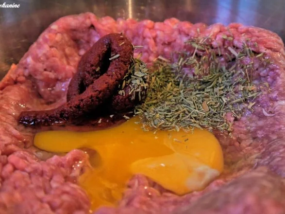 Rezept: Mit Bergkäse überbackene Hackbällchen auf Tomaten-Champignon-Sugo Bild Nr. 9 Mit Bergkäse überbackene Hackbällchen auf Tomaten-Champignon-Sugo - Rezept - Bild Nr. 9