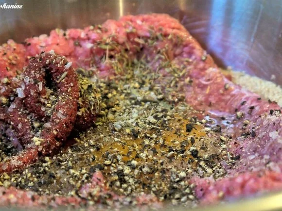 Rezept: Mit Bergkäse überbackene Hackbällchen auf Tomaten-Champignon-Sugo Bild Nr. 10 Mit Bergkäse überbackene Hackbällchen auf Tomaten-Champignon-Sugo - Rezept - Bild Nr. 10