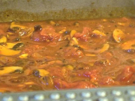 Rezept: Mit Bergkäse überbackene Hackbällchen auf Tomaten-Champignon-Sugo Bild Nr. 11 Mit Bergkäse überbackene Hackbällchen auf Tomaten-Champignon-Sugo - Rezept - Bild Nr. 11