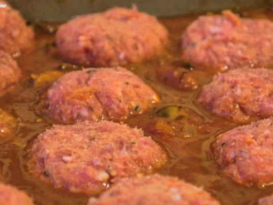 Rezept: Mit Bergkäse überbackene Hackbällchen auf Tomaten-Champignon-Sugo Bild Nr. 12 Mit Bergkäse überbackene Hackbällchen auf Tomaten-Champignon-Sugo - Rezept - Bild Nr. 12