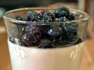 Orangenblütenquark mit marinierten Heidelbeeren - Rezept