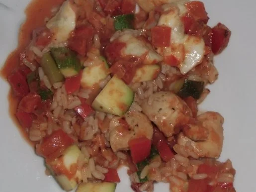 Rezept: Huhn : Resteauflauf mit Hühnerinnenfilet, Paprika, Zucchini, Tomate, Zwiebel, Mozzarella Bild Nr. 2 Huhn : Resteauflauf mit Hühnerinnenfilet, Paprika, Zucchini, Tomate, Zwiebel, Mozzarella - Rezept - Bild Nr. 2