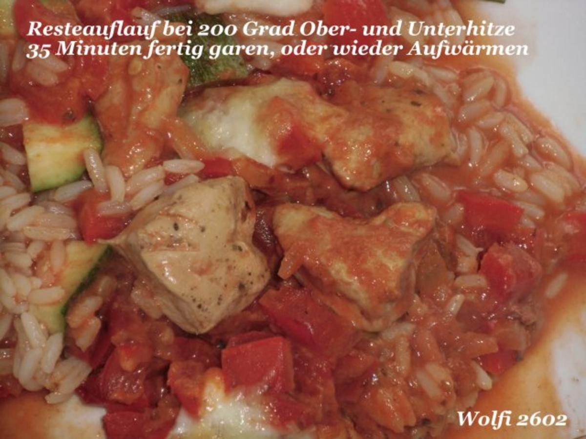 Huhn : Resteauflauf mit Hühnerinnenfilet, Paprika, Zucchini, Tomate, Zwiebel, Mozzarella - Rezept - Bild Nr. 4
