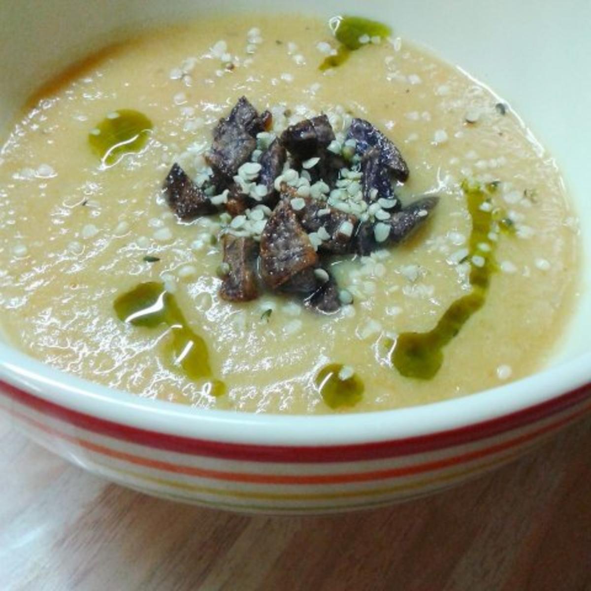 Topinambur-Suppe mit lila Kartoffelcroutons, Hanföl und Hanfsamen - Rezept