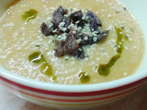 Topinambur-Suppe mit lila Kartoffelcroutons, Hanföl und Hanfsamen - Rezept