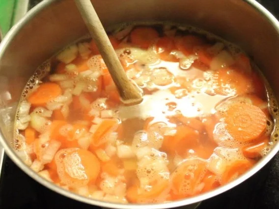 Rezept: Karotten-Cremesuppe Bild Nr. 2 Karotten-Cremesuppe - Rezept - Bild Nr. 2