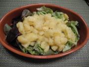 Kartoffelsalat auf Salatblättern - Rezept