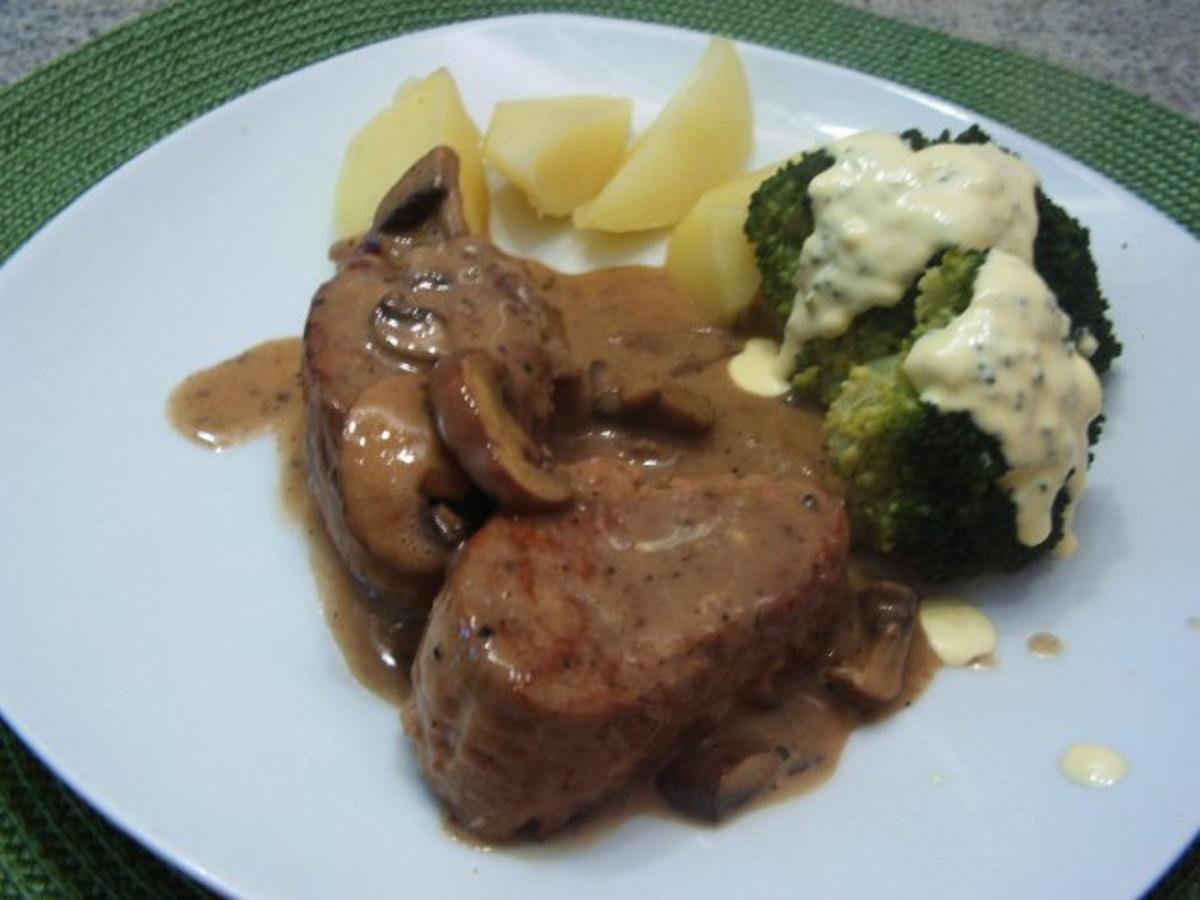 Bilder für Schweinefilet in Champignon-Weißwein-Soße - Rezept