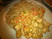 Zarter Lachs mit Vollkornnudeln und Frischkäse-Paprikagemüse - Rezept