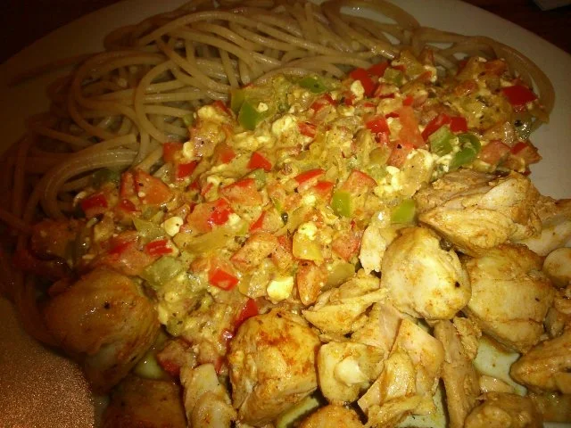 Zarter Lachs mit Vollkornnudeln und Frischkäse-Paprikagemüse - Rezept - Bild Nr. 3