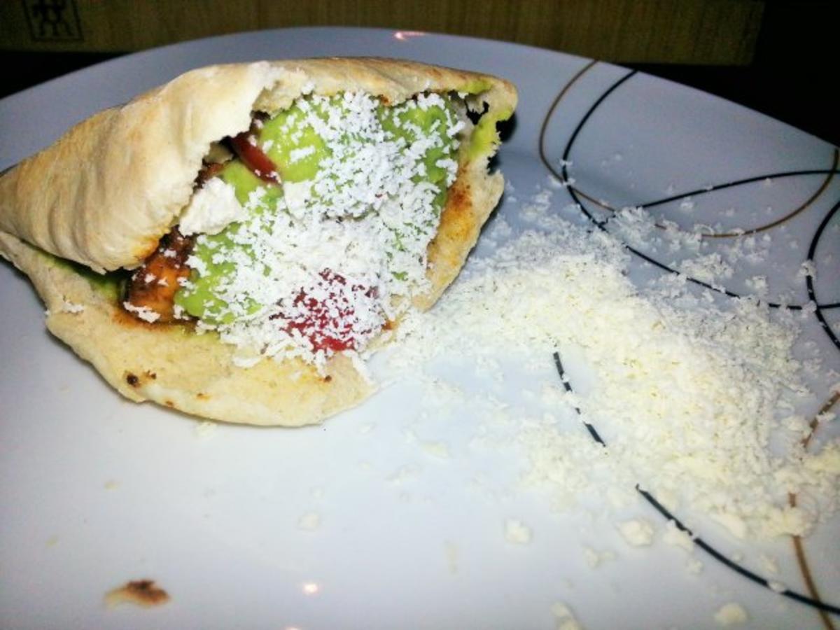 Bilder für Chicken Pita mit Avocadocreme - Rezept