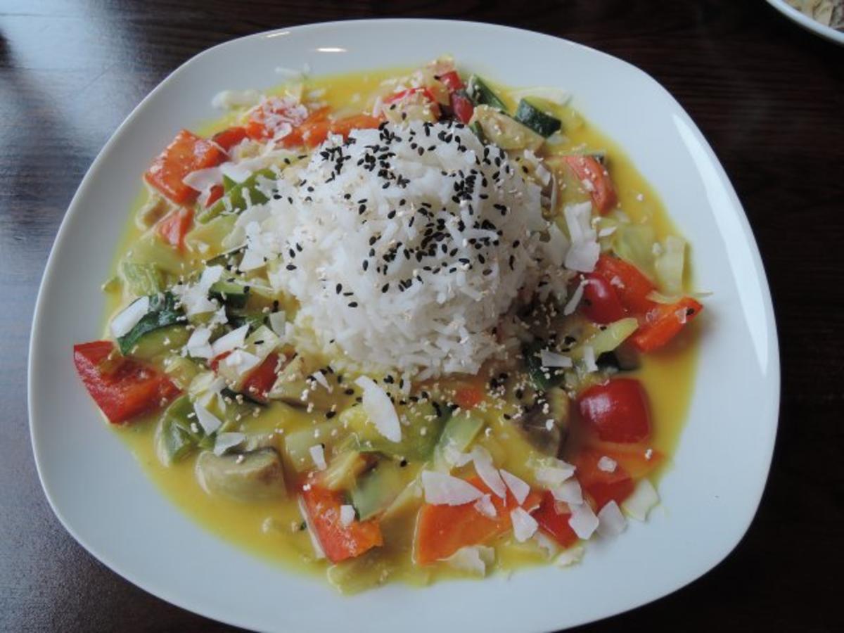Kokos - Gemüse - Curry - Wok an Reis mit schwarzem Sesam und ...
