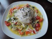 Kokos - Gemüse - Curry - Wok an Reis mit schwarzem Sesam und Kokosflocken - Rezept