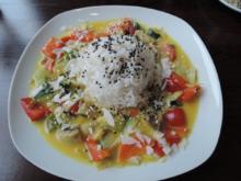 Kokos - Gemüse - Curry - Wok an Reis mit schwarzem Sesam und Kokosflocken - Rezept
