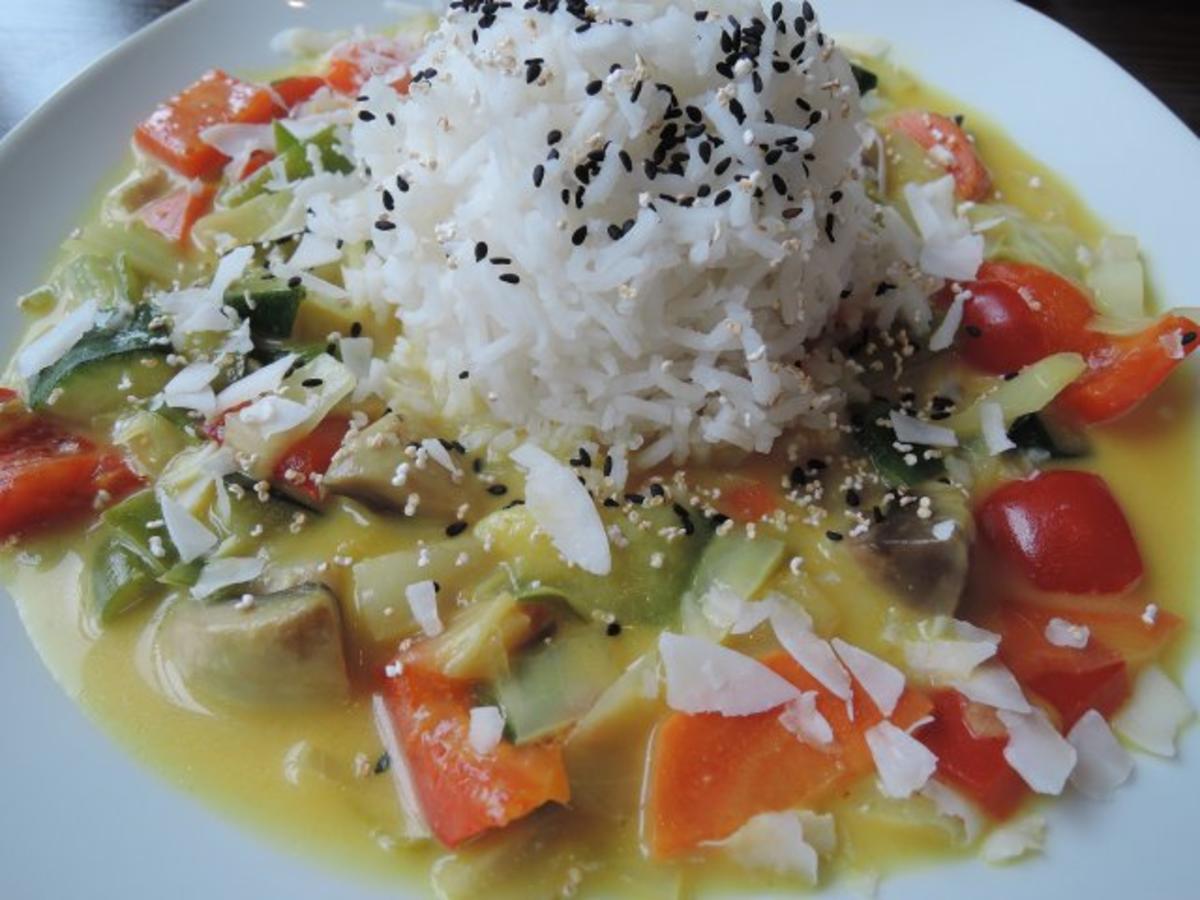 Kokos - Gemüse - Curry - Wok an Reis mit schwarzem Sesam und Kokosflocken - Rezept - Bild Nr. 2
