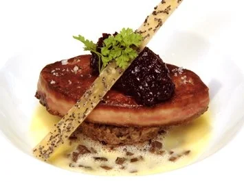 Getränktes Bauernbrot mit gebratener Gänsestopfleber & Schalottenconfit (Holger Bodendorf) - Rezept