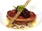 Getränktes Bauernbrot mit gebratener Gänsestopfleber & Schalottenconfit (Holger Bodendorf) - Rezept