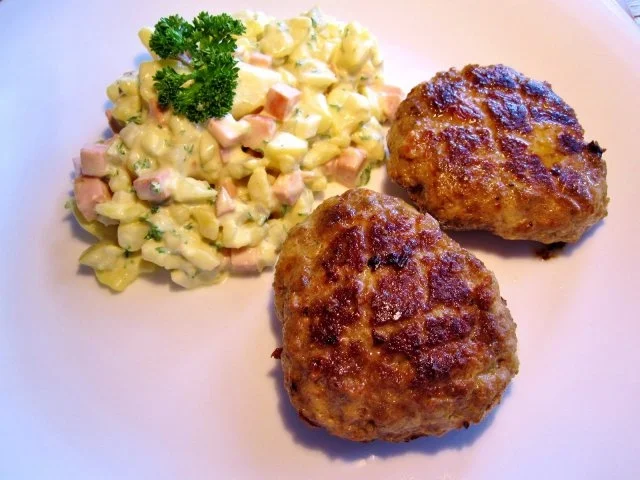 Rezept: Griechisch gewürzte Hackfleisch-Küchle mit typisch deutschem Kartoffelsalat ... Griechisch gewürzte Hackfleisch-Küchle mit typisch deutschem Kartoffelsalat ... - Rezept
