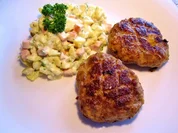 Griechisch gewürzte Hackfleisch-Küchle mit typisch deutschem Kartoffelsalat ... - Rezept