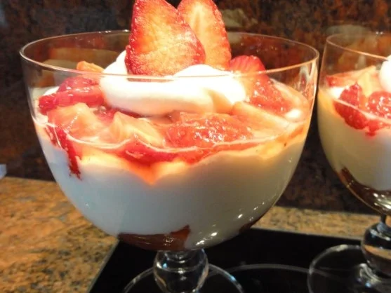 Rezept: Dessert: ERDBEER - SAHNE - JOGHURT Bild Nr. 2 Dessert: ERDBEER - SAHNE - JOGHURT - Rezept - Bild Nr. 2