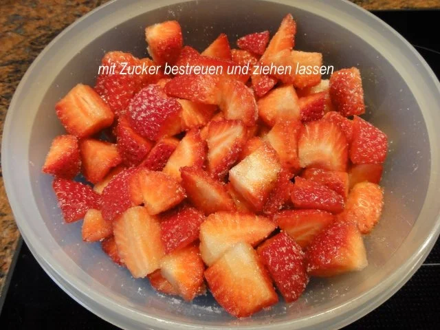 Rezept: Dessert: ERDBEER - SAHNE - JOGHURT Bild Nr. 4 Dessert: ERDBEER - SAHNE - JOGHURT - Rezept - Bild Nr. 4