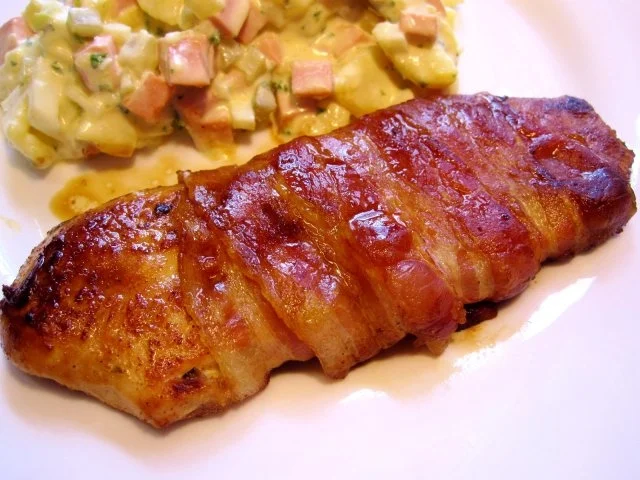 Rezept: Marinierte Hähnchenbrust im Speckmantel Marinierte Hähnchenbrust im Speckmantel - Rezept