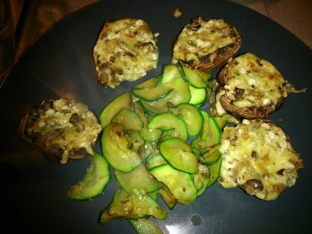 Gefüllte Champignons mit Schmorzucchini - Rezept - Bild Nr. 4