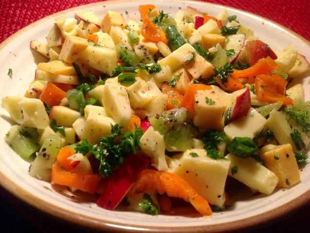 fruchtiger Käsesalat mit Äpfeln, Kiwi und Paprika - Rezept