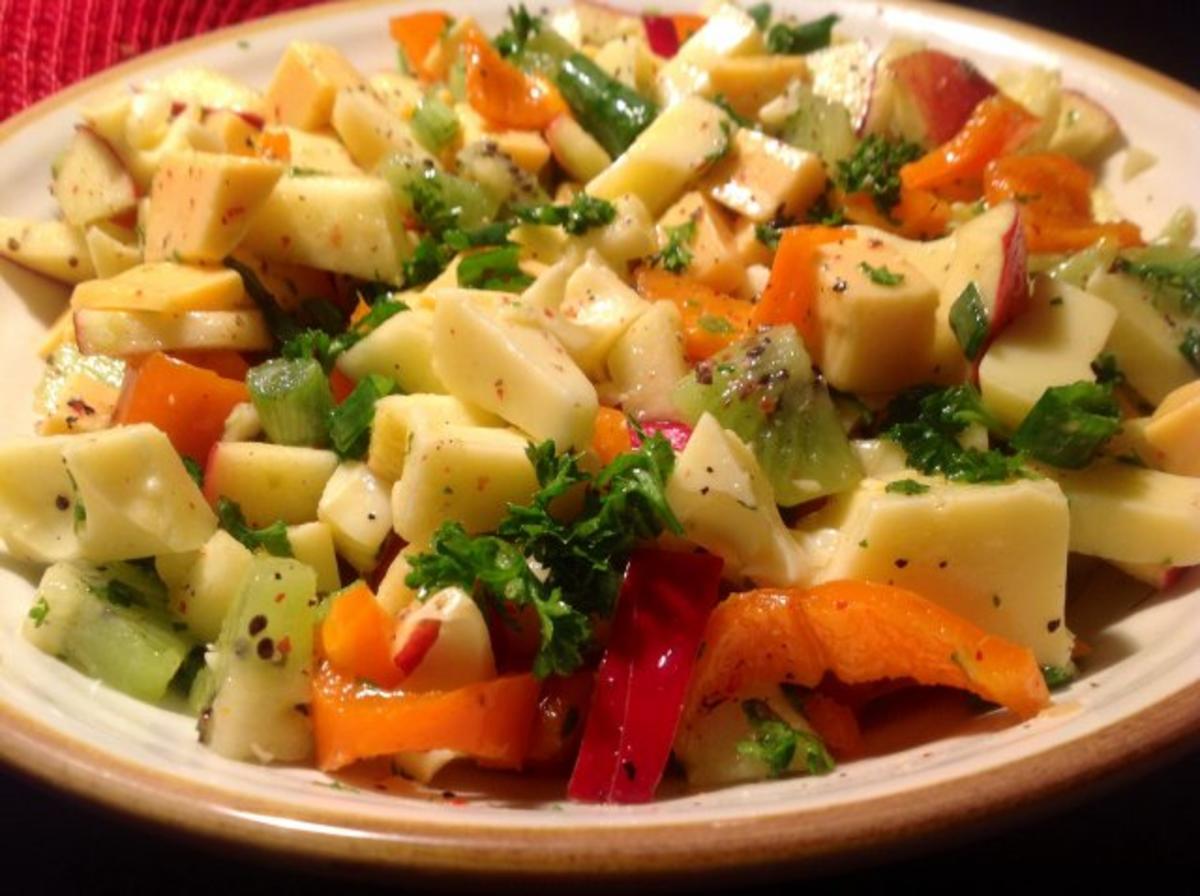 fruchtiger Käsesalat mit Äpfeln, Kiwi und Paprika - Rezept - Bild Nr. 2