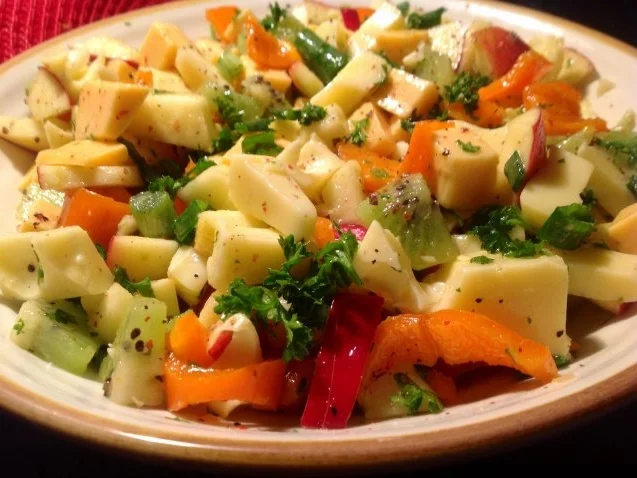 fruchtiger Käsesalat mit Äpfeln, Kiwi und Paprika - Rezept - Bild Nr. 2