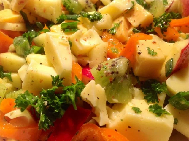 fruchtiger Käsesalat mit Äpfeln, Kiwi und Paprika - Rezept - Bild Nr. 3