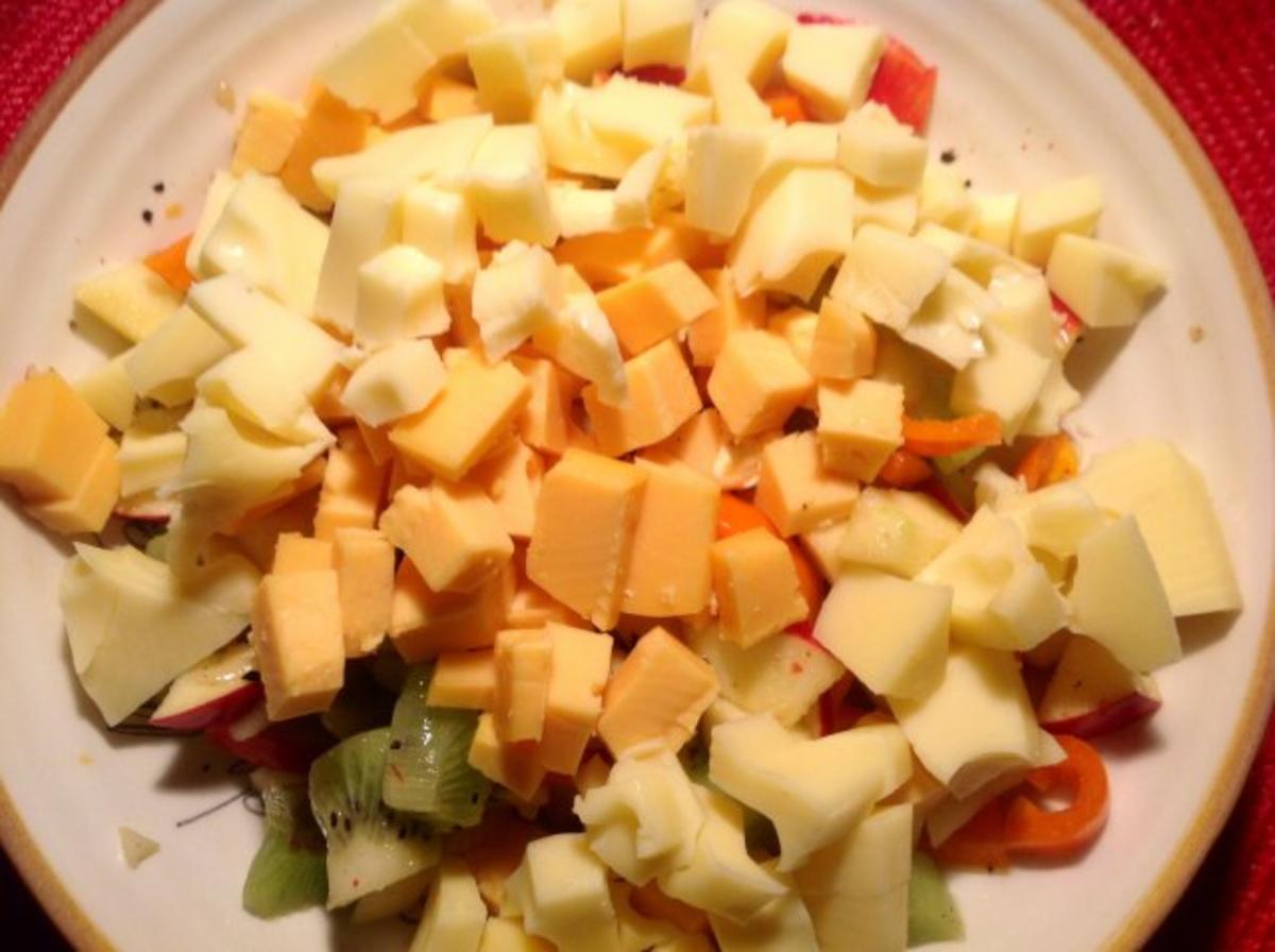 fruchtiger Käsesalat mit Äpfeln, Kiwi und Paprika - Rezept - Bild Nr. 7