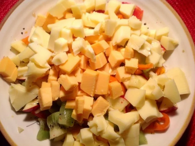 fruchtiger Käsesalat mit Äpfeln, Kiwi und Paprika - Rezept - Bild Nr. 7