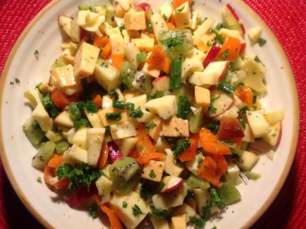 fruchtiger Käsesalat mit Äpfeln, Kiwi und Paprika - Rezept - kochbar.de