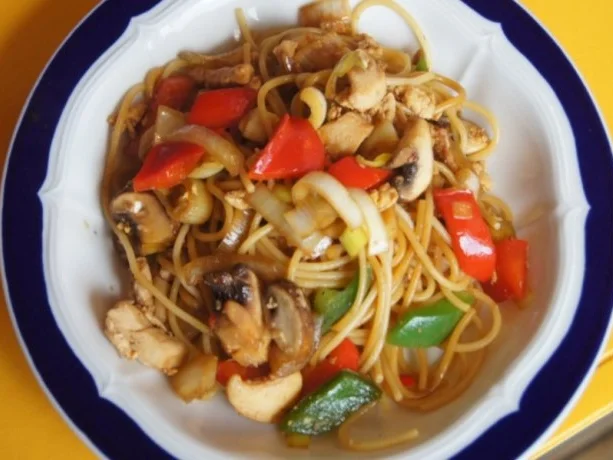 Rezept: Spaghettini-Wok mit Ei, Hähnchenbrustfilet und Gemüse Spaghettini-Wok mit Ei, Hähnchenbrustfilet und Gemüse - Rezept