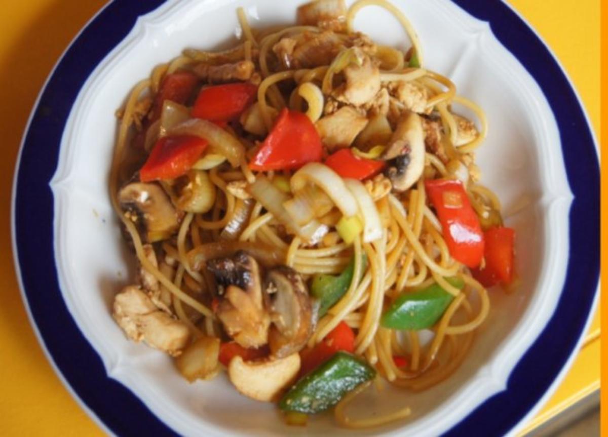 Bilder für Spaghettini-Wok mit Ei, Hähnchenbrustfilet und Gemüse - Rezept