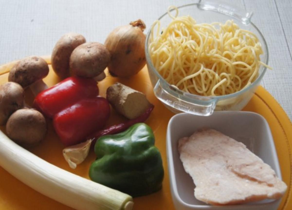 Spaghettini-Wok mit Ei, Hähnchenbrustfilet und Gemüse - Rezept - Bild Nr. 2